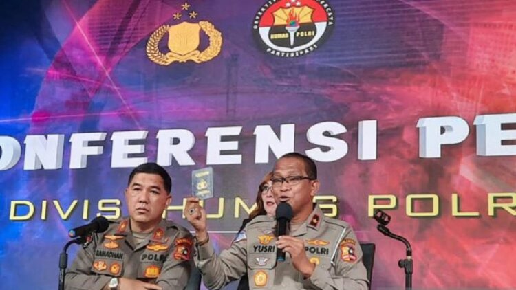 Direktur Registrasi dan Identifikasi (Diregident) Korlantas Polri Brigjen Pol. Yusri Yunus didampingi Karopenmas Divisi Humas Polri Brigjen Pol. Ahmad Ramadhan memperlihatkan BPKB seukuran paspor kepada media dalam konferensi pers di Mabes Polri, Jakarta, Kamis (26/1/2023). (ANTARA/Laily Rahmawaty)