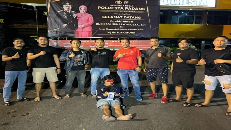 Tim Klewang menangkap spesialis pencurian HP. (Foto: Dok. Tim Klewang Polresta Padang)