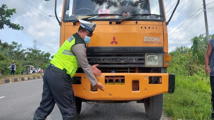 Satlantas Polresta Padang tilang truk dan kendaraan yang tak memakai pelat nomor. (Foto: Dok. Satlantas Polresta Padang)