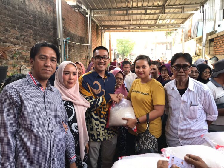 Kader Partai Gerindra Rachmad Wijaya membagikan beras untuk warga Padang Selatan dan Padang Timur di rumah orang tuanya di Rawang, Padang Selatan. (Foto: Dok. Partai Gerindra/radarsumbar.com)