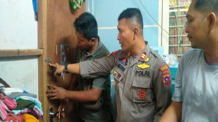 Kapolsek Batang Anai Iptu Manahan Afrianto Simatupang memimpin proses olah TKP pencurian di Perumahan Abi Batas Kota. (Foto: Herru Iriawan/radarsumbar.com)