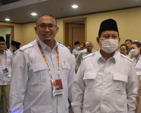 HUT Gerindra, Andre Rosiade Minta Kader Maksimalkan Sosialisasi Prabowo Presiden 1 Ketua DPD Partai Gerakan Indonesia Raya (Gerindra) Sumbar H Andre Rosiade bersama Prabowo Subianto. (Foto: radarsumbar.com)