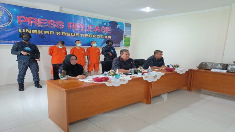 Ungkap kasus penyalahgunaan narkotika. Dua dari tiga pelaku masih berstatus mahasiswa. (Foto: Radarsumbar.com / Dok. BNNP Sumbar)