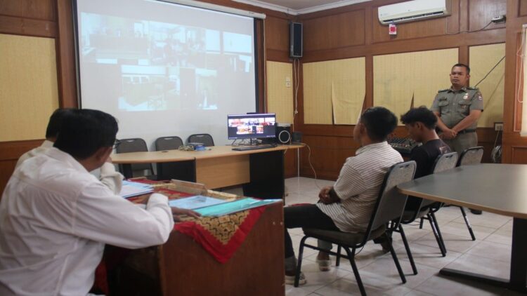 Langgar Perda, Badut dan Pemilik Kafe di Padang Ini jadi Pesakitan 1 Sidang pelanggar Perda Tibum Tranmas Kota Padang pada Kamis (2/2/2023) pagi. (Foto: Radarsumbar.com / Dok. Satpol PP Kota Padang)