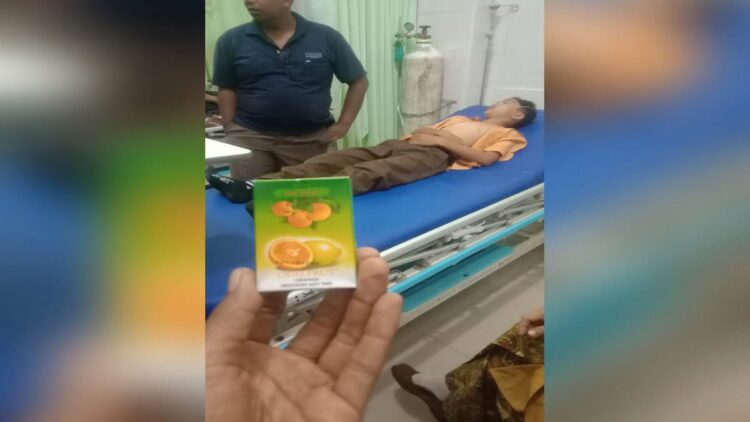 Kondisi pelajar dan produk yang diduga dikonsumsi oleh pelajar SD Negeri 04 Pariaman yang keracunan pada Kamis (2/2/2023) siang. (Foto: Dok. Istimewa)