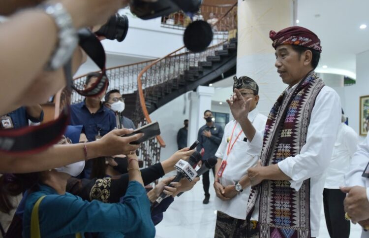 Pemda Diminta Ikut Kendalikan Inflasi, Jokowi: Terus Cek Harga Beras 1 Presiden Jokowi meninjau Sentra Tenun Jembrana, di Kabupaten Jembrana, Kamis (02/02/2023). (Foto: Humas Setkab/Jay)