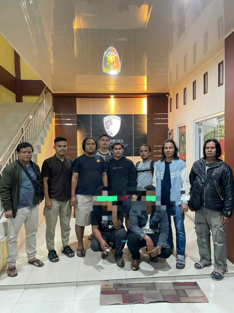 Berkedok Sales Alat Listrik, Dua Pria Tipu Warga Pessel hingga Puluhan Juta 1 Polisi menangkap dua pria yang melakukan penipuan di Pessel. (Foto: Dok. Polres Pessel)