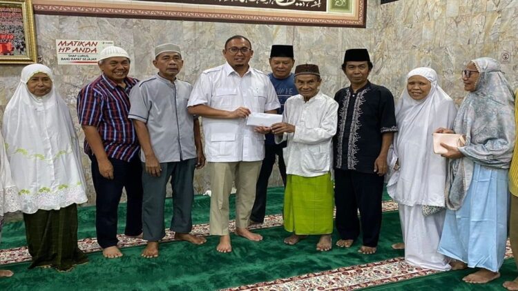 Andre Rosiade menyerahkan bantuan untuk membeli mesin pemotong tulang di Masjid Muhsinin Padang. (Foto: Dok. radarsumbar.com)