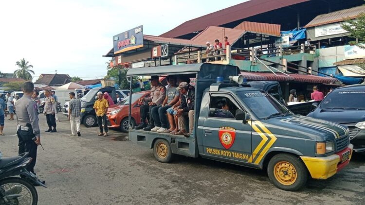 Tujuh orang pelaku pungli diangkut ke atas mobil polisi. (Foto: Dok. Polsek Kototangah)
