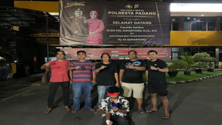 Tim Klewang Satreskrim Polresta Padang menangkap seorang spesialis pencurian di pesta perkawinan. (Foto: Dok. Polresta Padang)