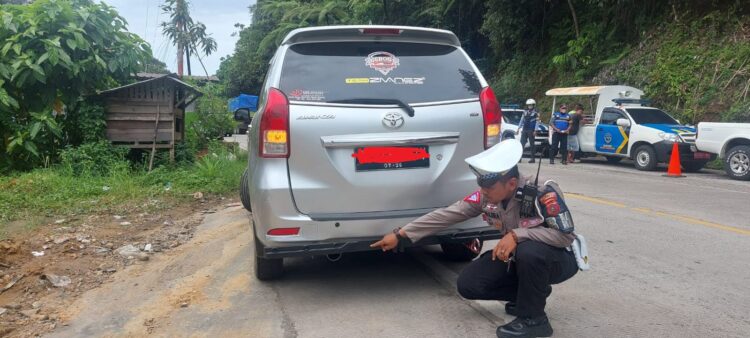 Polantas menindak kendaraan yang menggunakan knalpot brong saat razia digelar Satlantas Polresta Padang. (Foto: Istimewa)