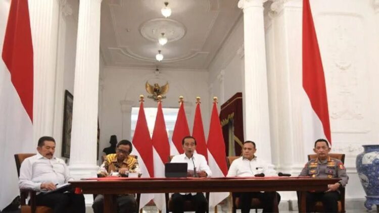 Masih Ada 4 Buron Korupsi yang Belum ditangkap, Jokowi Yakin segera Ditemukan 1 Presiden RI Jokowi menyampaikan pernyataan kepada wartawan didampingi Jaksa Agung S.T. Burhanuddin, Menteri Koordinator Bidang Politik, Hukum, dan Keamanan Mahfud MD, Ketua KPK Firli Bahuri, dan Kapolri Jenderal Pol. Listyo Sigit Prabowo (kiri ke kanan) di Istana Merdeka, Jakarta, Selasa (7-2-2023). ANTARA/Hafidz Mubarak A.