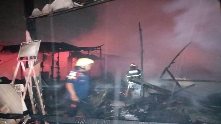 Kebakaran 10 rumah dan satu toko bangunan di Padang, Rabu (8/2/2023) malam. (Foto: Dok. Dinas Damkar Padang)