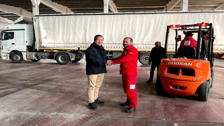 Duta Besar RI untuk Turki Lalu Muhamad Iqbal menyerahkan bantuan kemanusiaan tahap pertama Pemerintah Indonesia bagi korban bencana gempa di Turki , Rabu (8/2/2023). (ANTARA/HO-KBRI Ankara)