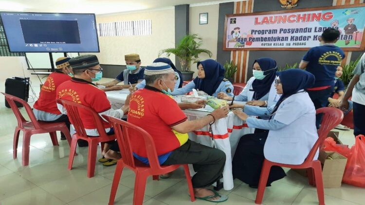 Pengecekan kesehatan tahanan lansia di Rutan Padang. (Foto: Dok. Istimewa)