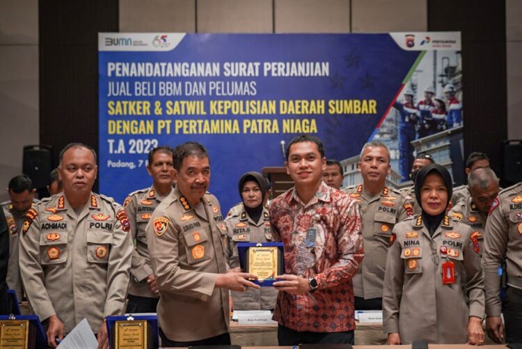 Jaga Subsidi, Polda Sumbar Gunakan BBM Industri dari Pertamina 1 Kerjasama pembelian BBM non-subsidi dan pelumas antara Pertamina dan Polda Sumbar. (Foto: Dok. Istimewa)