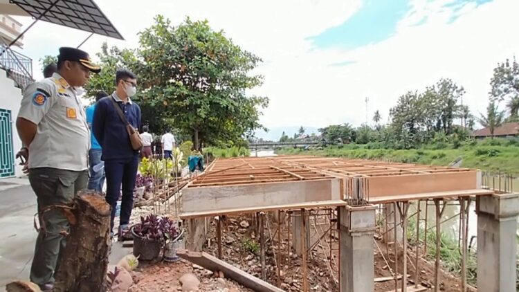 Ada Bangunan di Sepanjang Aliran Sungai, Satpol PP Padang Beri Waktu Seminggu untuk Bongkar 1 3 pemilik bangunan di kawasan Surau Gadang, Kecamatan Nanggalo mendirikan bangunan di sepanjang aliran sungai. (Foto: Dok. Satpol PP Padang)