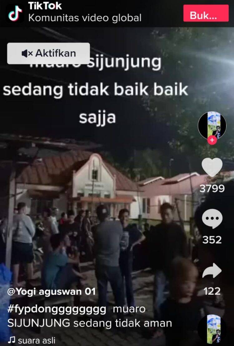 Tangkapan layar video TikTok yang memperlihatkan kondisi Muaro Sijungjung yang mencekam. (Foto: https://vt.tiktok.com/ZS8PMmpRj/)