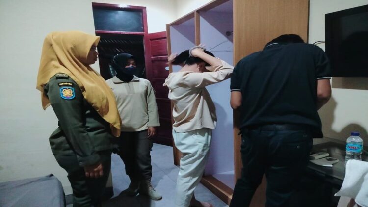 Asyik Indehoi, 3 Pasang Muda-mudi di Padang Kepergok Satpol PP 1 3 pasangan tanpa pernikahan terjaring razia pada Jumat (10/2/2023) malam. (Foto: Dok. Satpol PP)