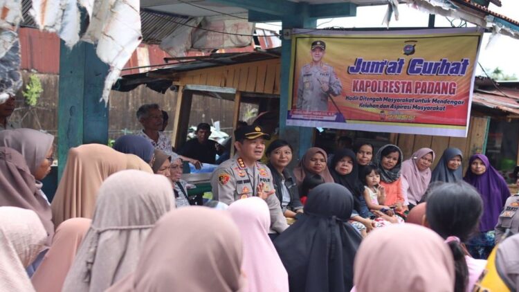 Kapolresta Padang Kombes Pol Ferry Harahap melaksanakan kegiatan Jumat Curhat di Kampung Nelayan. (Foto: Istimewa)