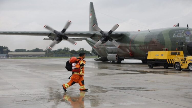 Seorang personel Basarnas tampak menuju pesawat Hercules yang hendak bertolak melakukan misi kemanusiaan di Turki. (Foto: Dok. Basarnas)