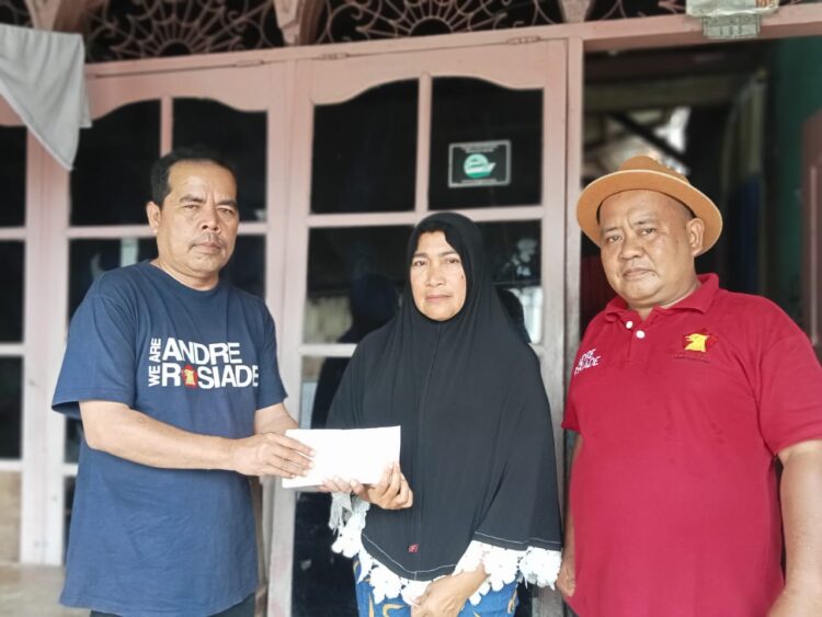 Andre Rosiade Lunasi Tunggakan PDAM dan Beri Modal Usaha Warga Padang 1 Yannetty, warga Siteba, Nanggalo, Kota Padang menerima bantuan pelunasan tagihan PDAM dan modal usaha dari anggota DPR RI Andre Rosiade melalui timnya, Minggu (12/2/2023). (Foto: Istimewa)
