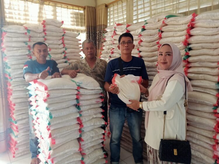 Tim Rachmad Wijaya menyiapkan beras untuk dibagikan di Ganting, Kelurahan Ganting Parak Gadang, Kecamatan Padang Timur, beberapa waktu lalu. (Foto: Istimewa)