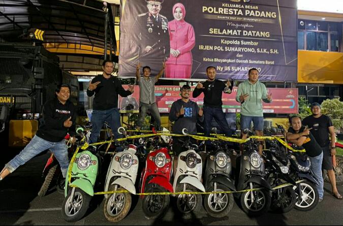Polisi Ringkus 2 Pelaku Curanmor di Padang, 15 Unit Motor Berhasil Diamankan 1 Tim Klewang Polresta Padang mengamankan 15 unit motor hasil pencurian. (Foto: Istimewa)