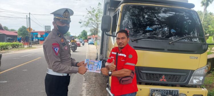 Petugas Satlantas Polres Padangpariaman membagikan brosur Operasi Keselamatan Singgalang 2023 kepada pengendara. (Foto: Istimewa)
