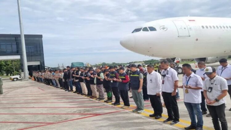 Proses pelepasan relawan tim medis Emergency Medical Team (EMT) Indonesia untuk membantu menangani korban gempa di Turki. (ANTARA/HO-PB IDI)