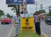 Ingatkan Pengendara Berhati-hati, Satlantas Polresta Padang Pasang Spanduk Imbauan