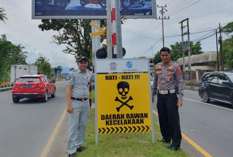 Spanduk imbauan keselamatan berkendara dipasang polisi di sejumlah titik rawan lakalantas. (Foto: Polresta Padang)