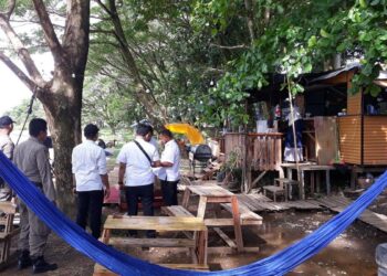 Penertiban pedagang yang berjualan di bibir sungai kawasan Kototangah, Kota Padang. (Foto: Dok. Satpol PP)