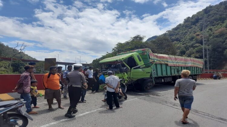 Kecelakaan Tunggal Truk di Kelok 9, 1 Orang Tewas 1 Kondisi truk yang mengalami kecelakaan tunggal di Kelok 9. (Foto: Dok. Polres Limapuluh Kota)