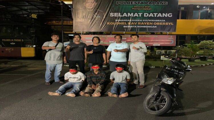 Sudah Beraksi di 80 TKP di Padang, Sepak Terjang Komplotan Peter Ini Akhirnya Dihentikan 1 Tim Klewang Polresta Padang mengamankan tiga pelaku pencurian ternak. (Foto: Istimewa)