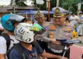 Dirlantas Polda Sumbar Kombes Pol Hilman Wijaya memberikan informasi kepada pengendara. (Foto: Istimewa)