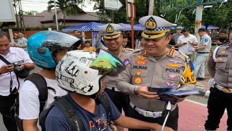 Selama Lebaran, 15 Orang Meregang Nyawa di Jalanan Sumbar 1 Dirlantas Polda Sumbar Kombes Pol Hilman Wijaya memberikan informasi kepada pengendara. (Foto: Istimewa)