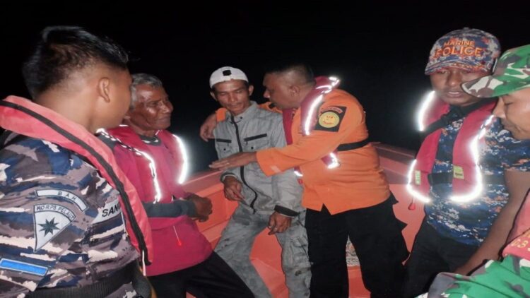 Seorang Nelayan Sempat Dilaporkan Hilang di Perairan Mentawai, Begini Kondisinya 1 Pencarian nelayan yang dilaporkan hilang di perairan Mentawai pada Rabu (15/2/2023) malam. (Foto: Dok. Basarnas)