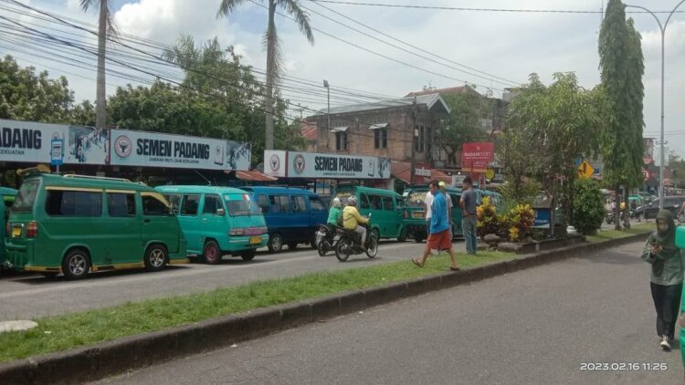 Sopir Angkot Jurusan Pasar Raya-Pasar Baru melakukan demonstrasi menolak keberadaan Trans Padang. (Foto: Istimewa)
