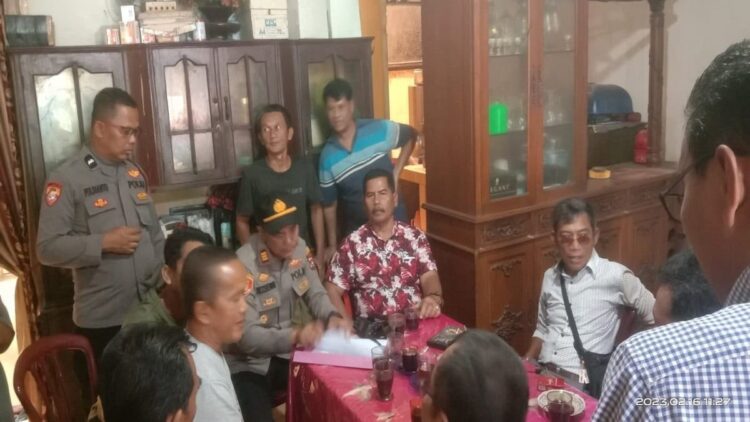 Perwakilan sopir angkot, polisi dan pihak Trans Padang bernegosiasi terkait operasi moda transportasi tersebut. (Foto: Dok. Muhammad Aidil)