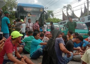 Ungkapkan Kekecewaan, Sopir Angkot Hambat Trans Padang Koridor 6 yang Melintas