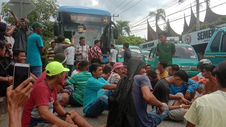 Puluhan sopir angkot Pasar Baru-Pasar Raya menghambat Trans Padang Koridor 6 yang melintas. (Foto/Video: Dok. Muhammad Aidil)