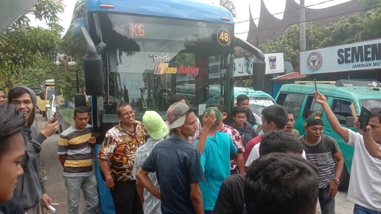 Demo Sopir Angkot, Trans Padang Alami Kerugian hingga Rp30 Juta 1 Aksi sweeping penumpang Trans Padang koridor 6 oleh sopir angkot jurusan Pasar Baru-Pasar Raya pada Kamis (16/2/2023) siang. (Foto: Dok. Muhammad Aidil)