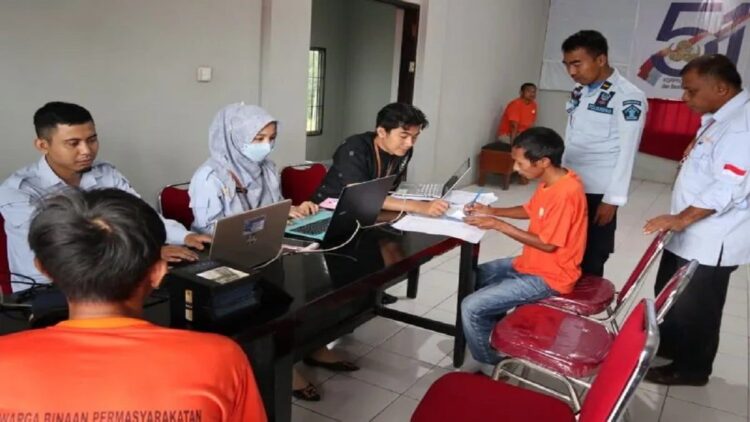 Sukseskan Pemilu 2024, Lapas Narkotika-Disdukcapil Sawahlunto Mutakhirkan Data Pemilih Napi 1 Petugas Dinas Kependudukan dan Pencatatan Sipil (Disdukcapil) Kota Sawahlunto mengadakan Pemutakhiran Data Pemilih Warga Binaan yang ada di Lapas Narkotika Sawahlunto, Kamis (16/2). (Antara/HO Lapas Narkotika Sawahlunto)