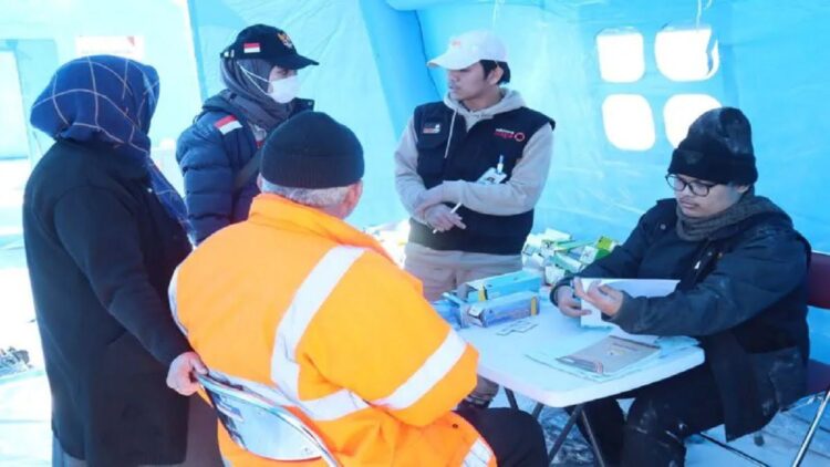 Pelayanan medis tim darurat medis Indonesia untuk warga terdampak korban gempa di Rumah Sakit Lapangan Indonesia di Kota Hassa, Provinsi Hatay, Turki, Kamis (16/2/2023). (Antara/HO-BNPB)