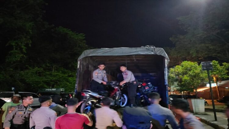Polisi mengangkut sejumlah kendaraan yang terjaring razia gabungan. (Foto: Istimewa)