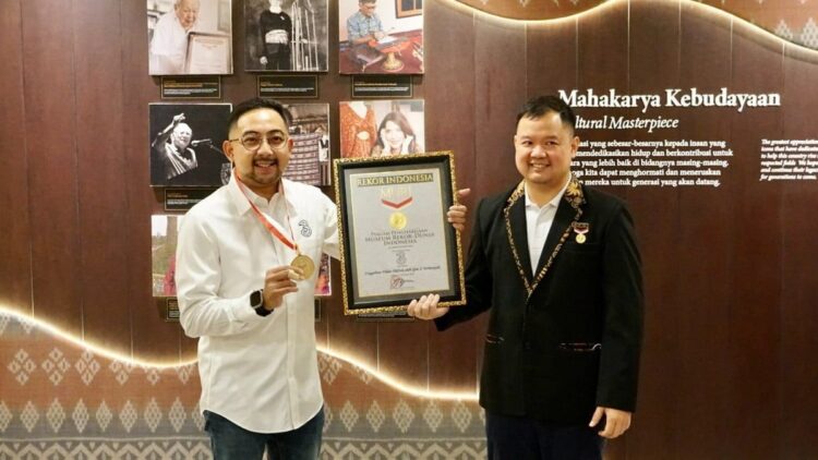 Rekor Muri diserahkan kepada Operator Telekomunikasi Tri karena sukses membuat konten melibatkan ribuan Gen Z dalam waktu dua jam. (Foto: Dok. IOH)