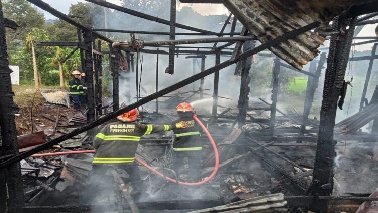 Waduh! Kebakaran Rumah di Padang Nyaris Lahap Toko Gas Elpiji, 1 Orang Terluka 1 Petugas damkar memadamkan kebakaran di Bungus Teluk Kabung pada Minggu (19/2/2023) pagi. (Foto: Dok. Satpol PP Kota Padang)