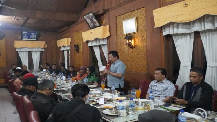 Jajaran Pemko Padangpanjang menggelar jumpa pers terkait perusakan mobnas di Satpol PP Damkar Padangpanjang. (Foto: Istimewa)