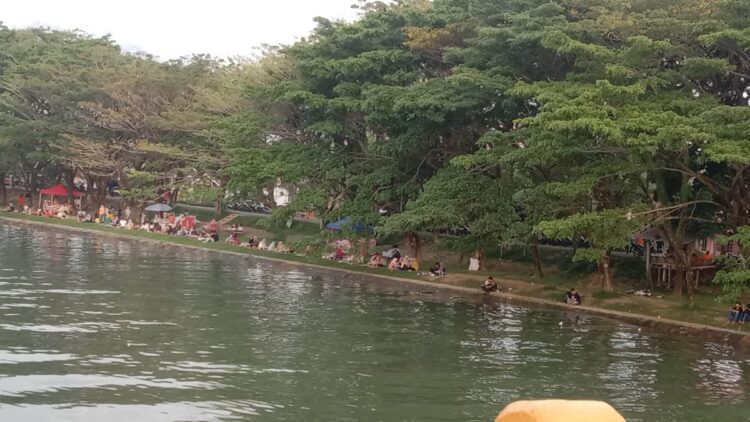 Pedagang di Bibir Sungai masih Marak di Padang, Ini Kata Satpol PP 1 Sejumlah pengunjung memadati area kafe yang berdiri di sepanjang sungai di kawasan Pasia Nan Tigo, Kecamatan Kototangah, Kota Padang. (Foto: Dok. Muhammad Aidil)